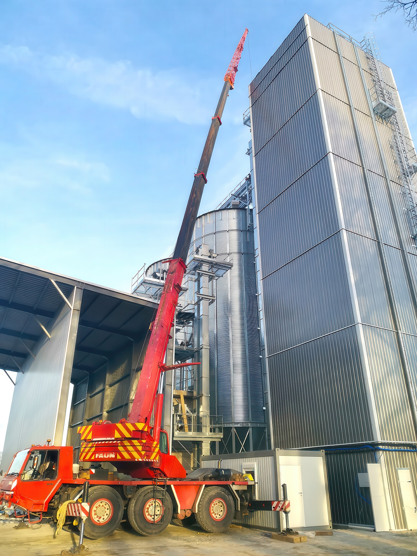 Dzwig Przy Silosach Zbozowych Montaz Konstrukcji Przemyslowej Gigapixel Ai Filters